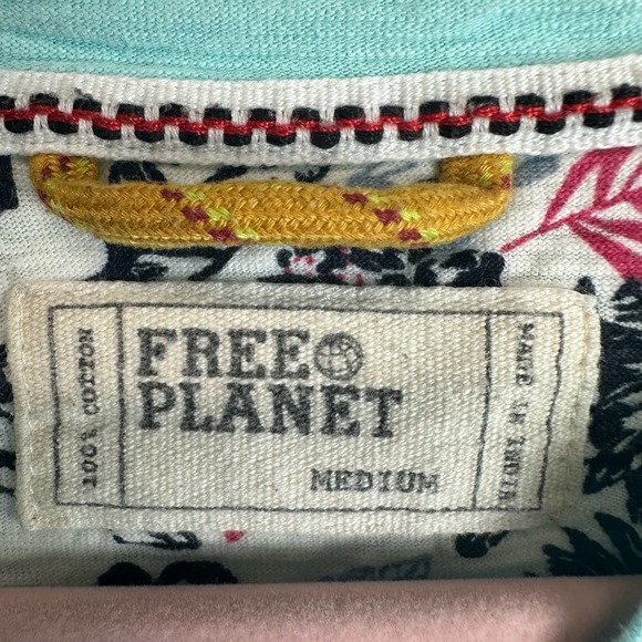 Free Planet Shirt Men’s sz. M Blue Short Sleeve 100% Cotton 2 Buttons - Picture 6 of 8